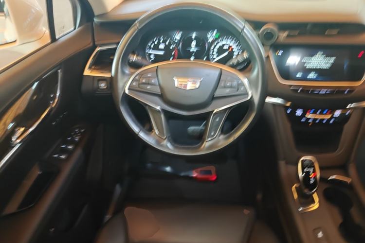 Used Cadillac XT5 2018 25T Luxury Model Steering Wheel