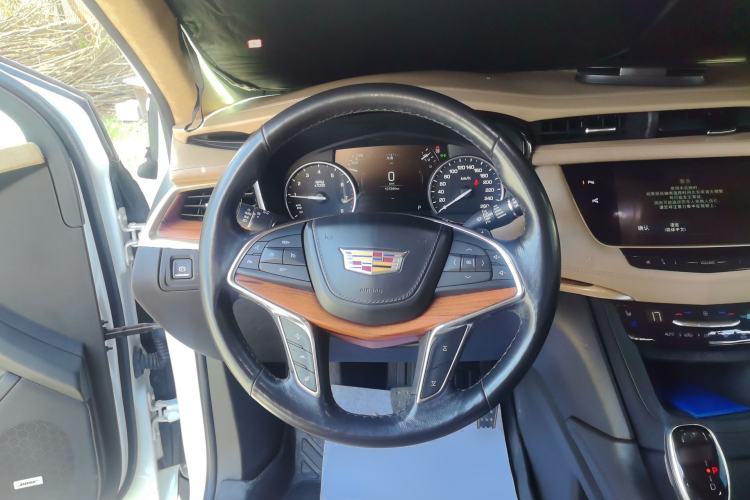 Used Cadillac XT5 2018 28E 4x4 Platinum Edition Steering Wheel
