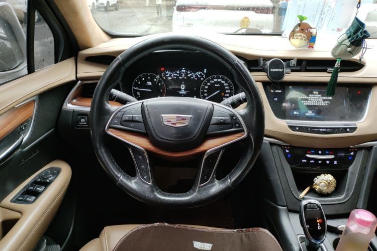 Used Cadillac XT5 2018 28E 4x4 Platinum Edition Steering Wheel