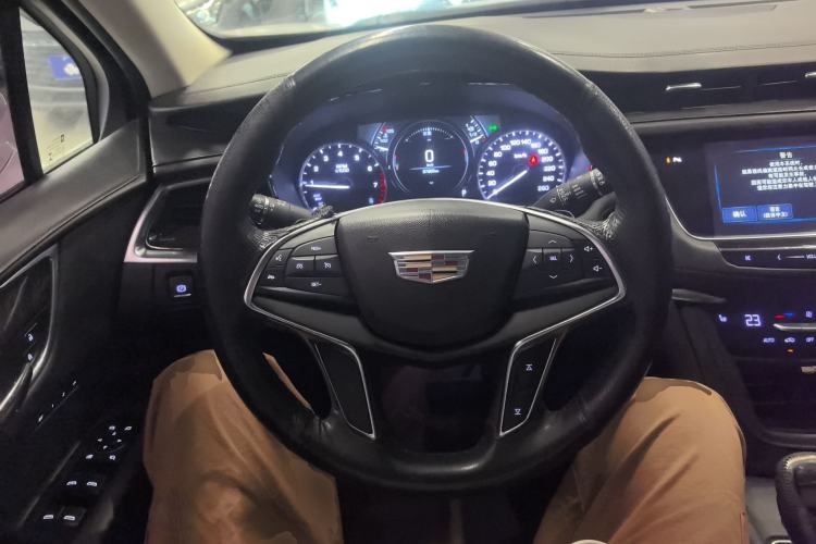 Used Cadillac XT5 2018 25T Luxury Model Steering Wheel