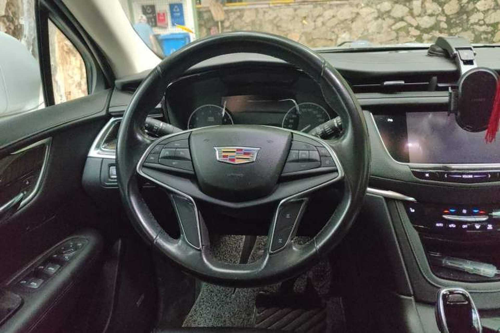 Used Cadillac XT5 2018 25T Luxury Model Steering Wheel