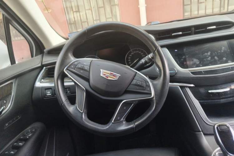 Used Cadillac XT5 2018 25T Luxury Model Steering Wheel