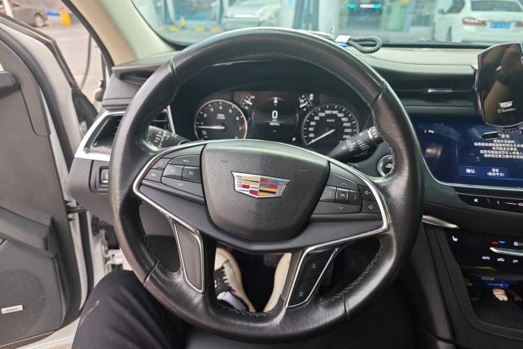 Used Cadillac XT5 2018 25T Luxury Model Steering Wheel