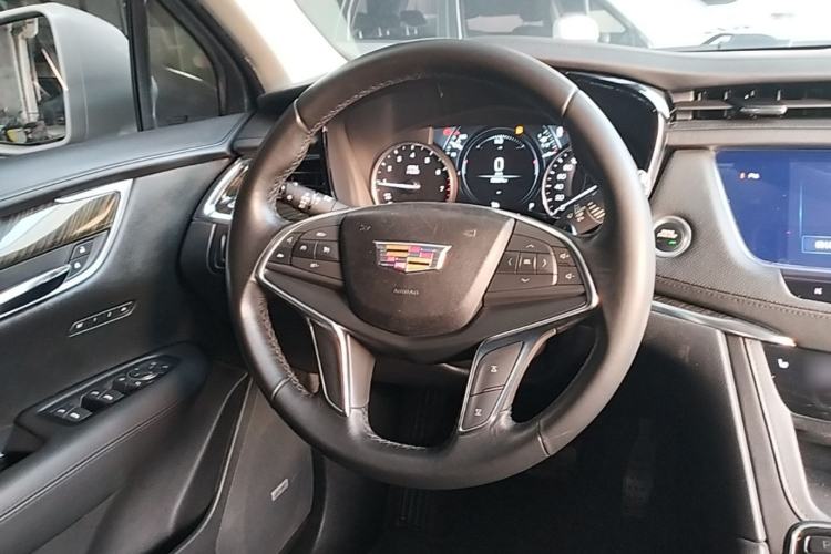 Used Cadillac XT5 2018 25T Luxury Model Steering Wheel