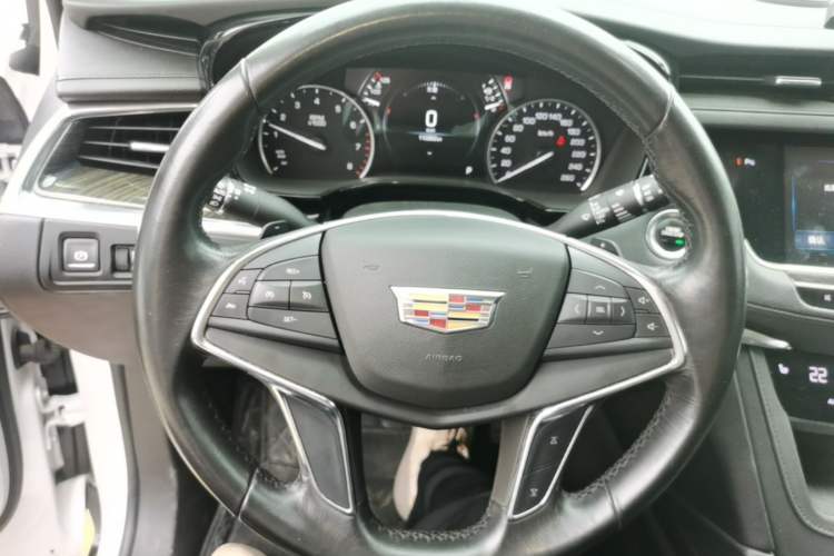 Used Cadillac XT5 2018 25T Luxury Model Steering Wheel
