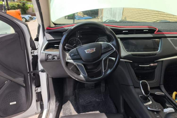 Used Cadillac XT5 2018 25T Luxury Model Steering Wheel