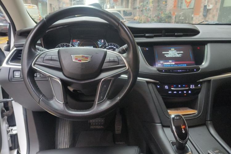Used Cadillac XT5 2018 25T Luxury Model Steering Wheel