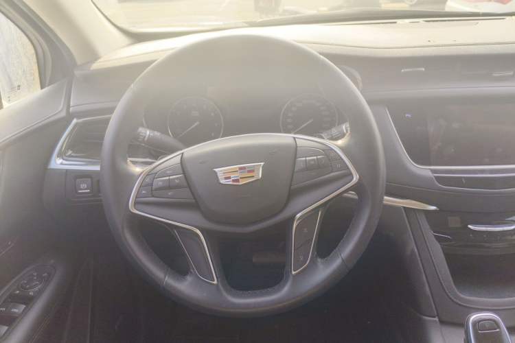 Used Cadillac XT5 2018 25T Luxury Model Steering Wheel