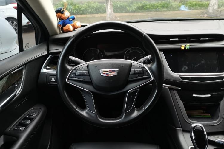 Used Cadillac XT5 2018 25T Luxury Model Steering Wheel