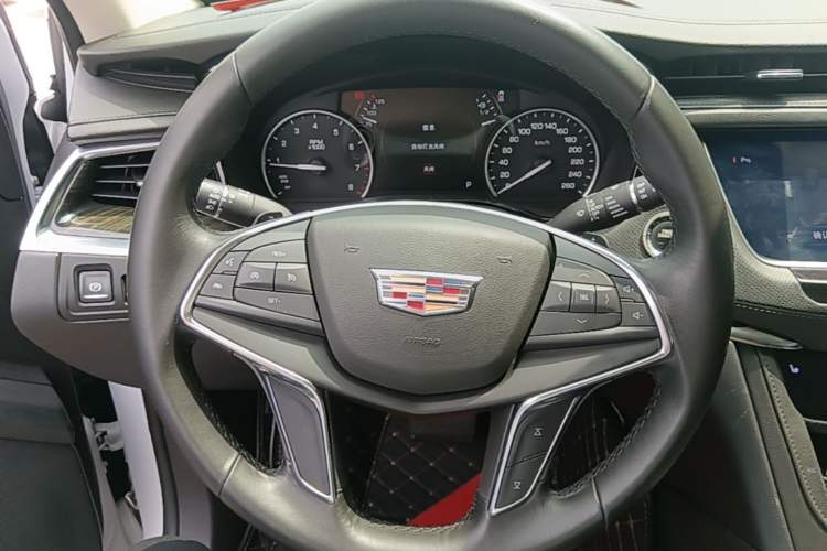 Used Cadillac XT5 2018 25T Luxury Model Steering Wheel