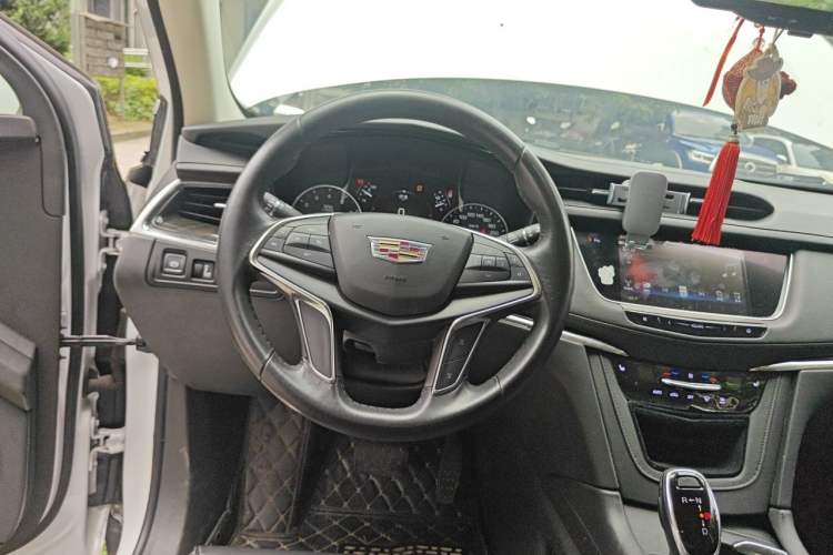 Used Cadillac XT5 2018 25T Luxury Model Steering Wheel