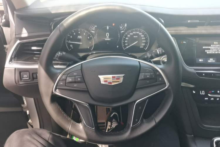 Used Cadillac XT5 2018 25T Luxury Model Steering Wheel