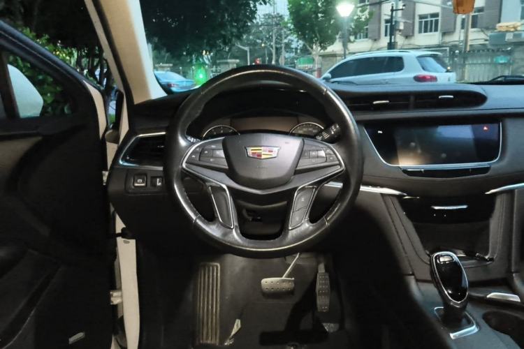 Used Cadillac XT5 2018 25T Luxury Model Steering Wheel