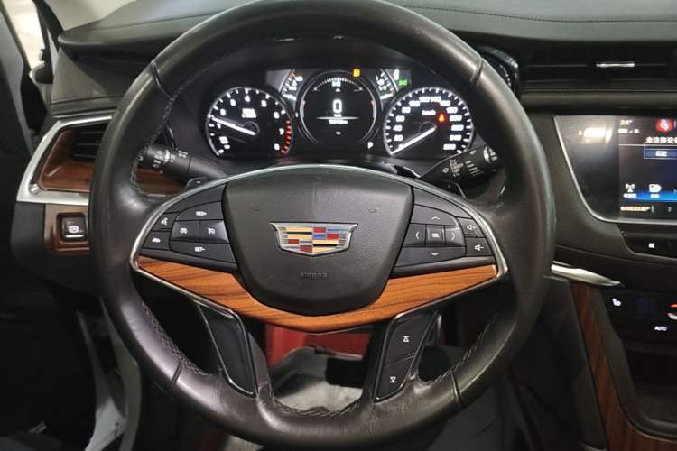 Used Cadillac XT5 2018 25T Luxury Model Steering Wheel