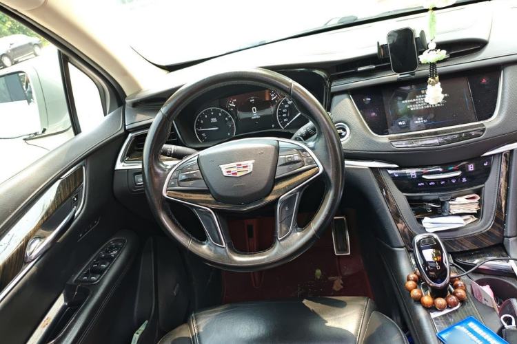 Used Cadillac XT5 2018 25T Luxury Model Steering Wheel