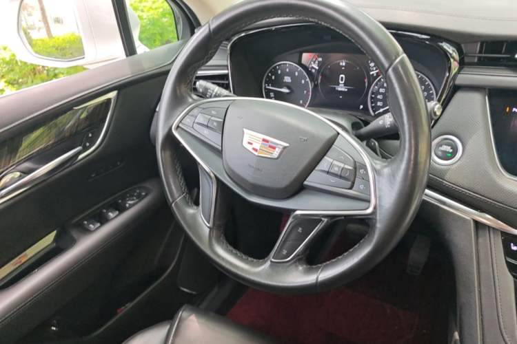 Used Cadillac XT5 2018 28T Four-Wheel Drive Luxury Model Steering Wheel