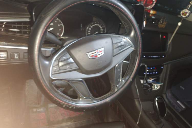 Used Cadillac XT5 2018 25T Luxury Model Steering Wheel