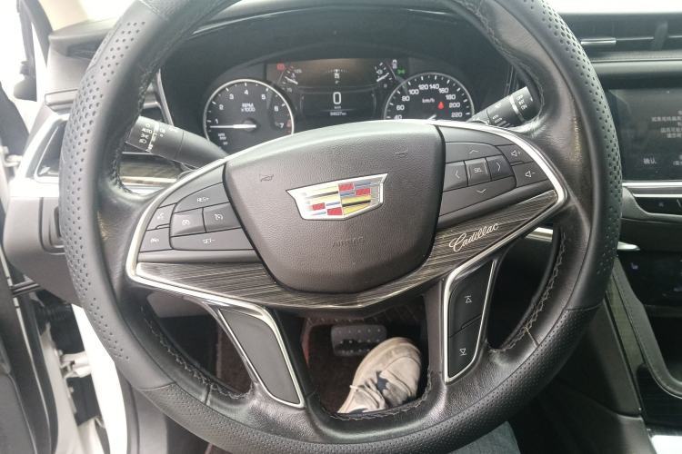 Used Cadillac XT5 2018 25T Luxury Model Steering Wheel