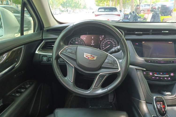 Used Cadillac XT5 2018 25T Luxury Model Steering Wheel