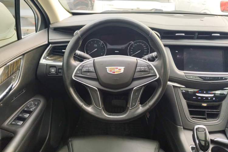 Used Cadillac XT5 2018 25T Luxury Model Steering Wheel