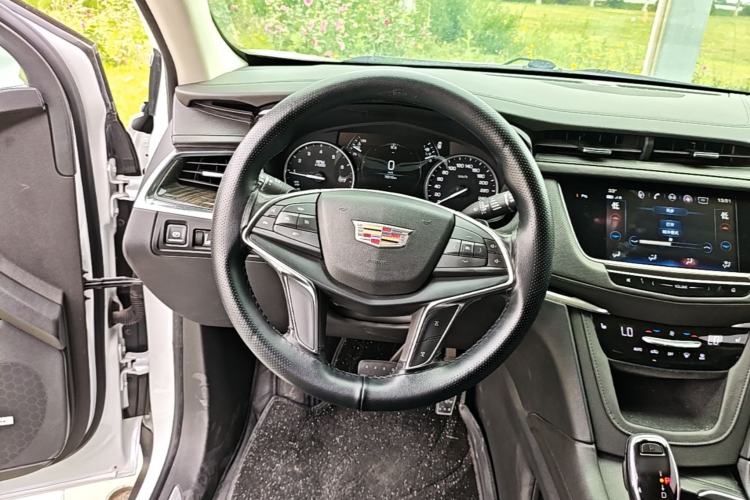 Used Cadillac XT5 2018 25T Luxury Model Steering Wheel