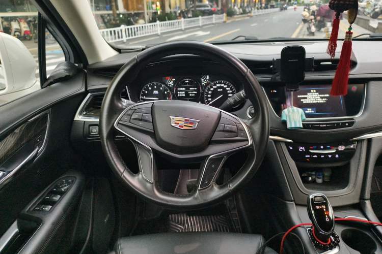 Used Cadillac XT5 2018 25T Luxury Model Steering Wheel