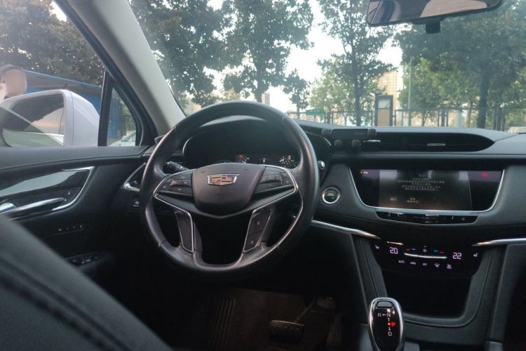Used Cadillac XT5 2018 25T Luxury Model Steering Wheel