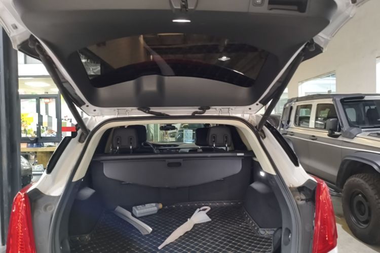 Used Cadillac XT5 2018 25T Luxury Model Trunk