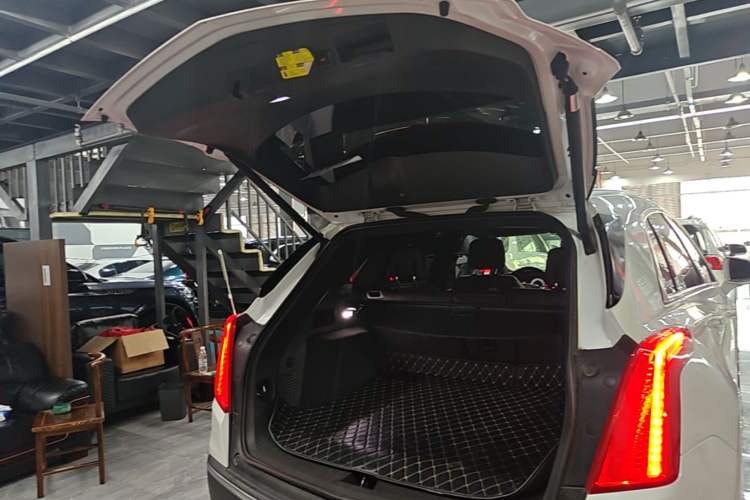 Used Cadillac XT5 2018 28E Four-Wheel Drive Tech Version Trunk