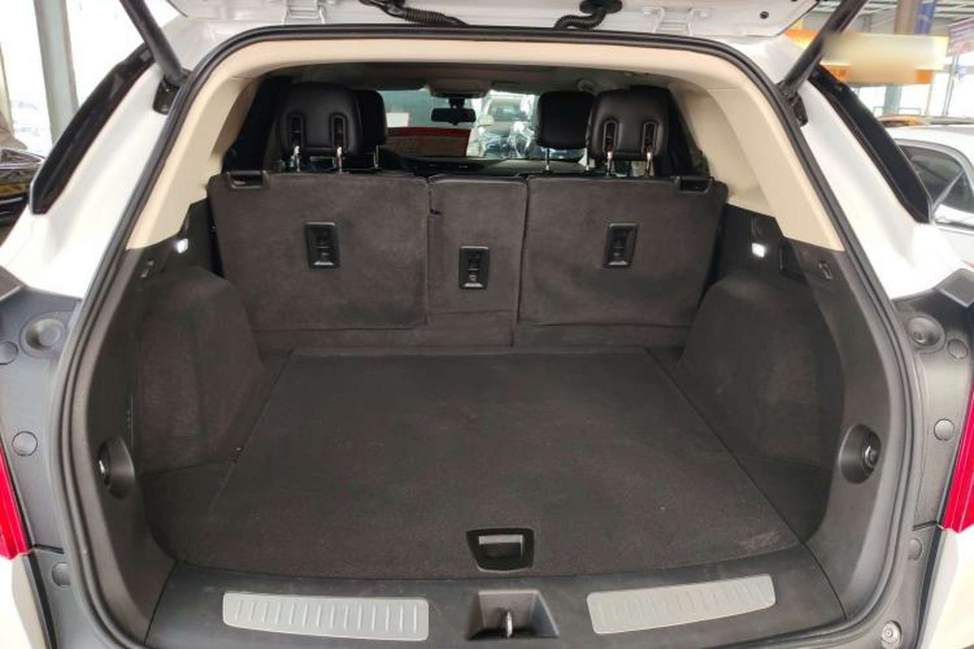 Used Cadillac XT5 2018 25T Luxury Model Trunk