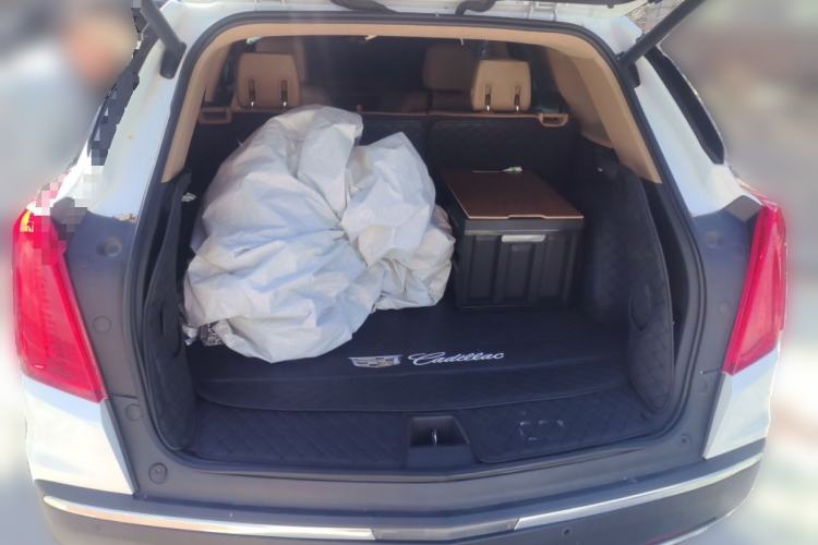 Used Cadillac XT5 2018 28E 4x4 Platinum Edition Trunk