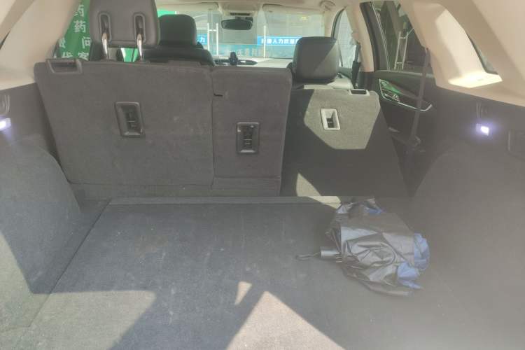 Used Cadillac XT5 2018 25T Luxury Model Trunk