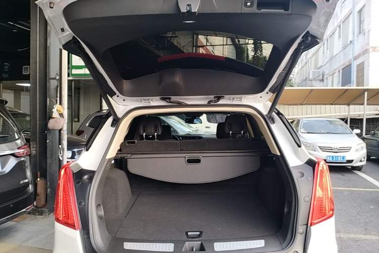 Used Cadillac XT5 2018 25T Luxury Model Trunk