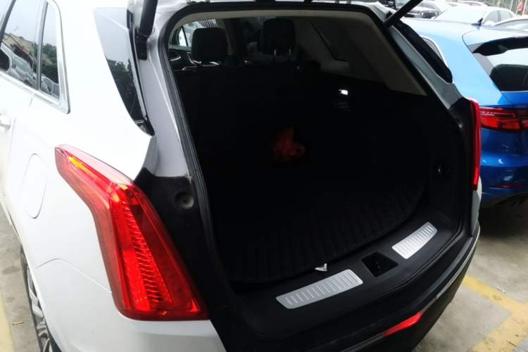 Used Cadillac XT5 2018 25T Luxury Model Trunk