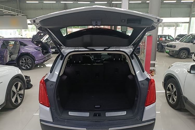 Used Cadillac XT5 2018 25T Luxury Model Trunk