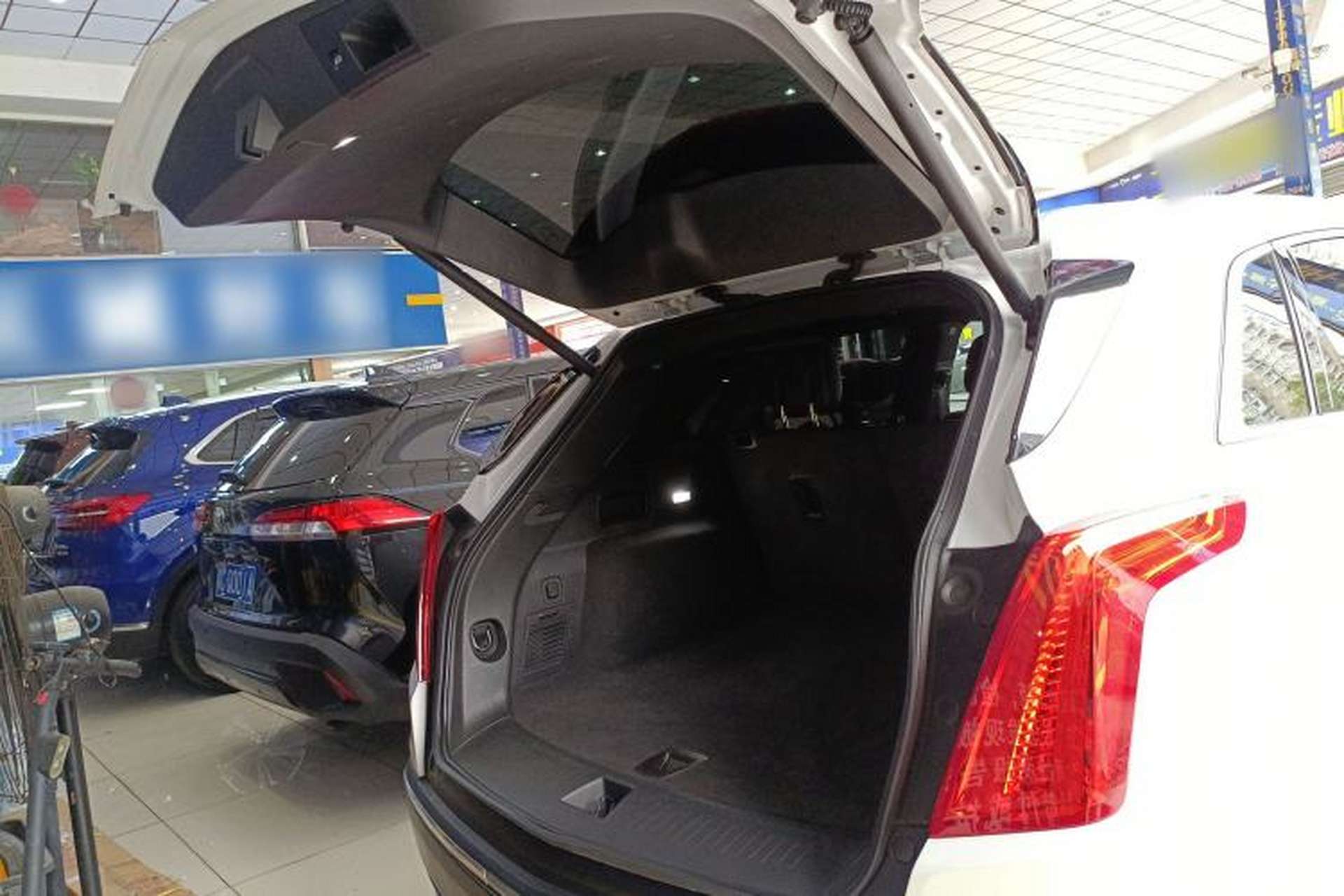 Used Cadillac XT5 2018 25T Tech Model Trunk
