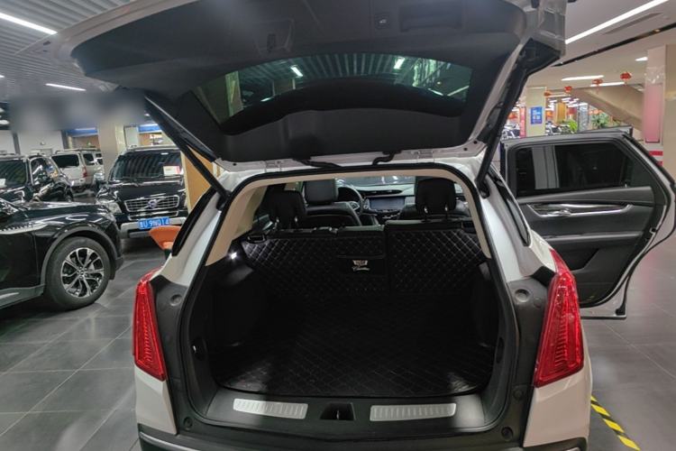 Used Cadillac XT5 2018 25T Luxury Model Trunk