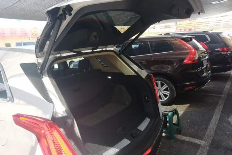 Used Cadillac XT5 2018 25T Luxury Model Trunk
