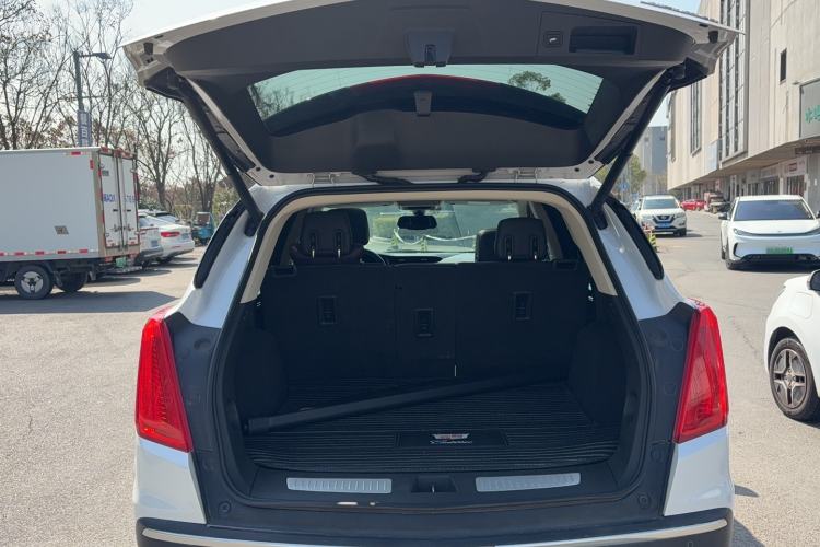 Used Cadillac XT5 2018 25T Luxury Model Trunk