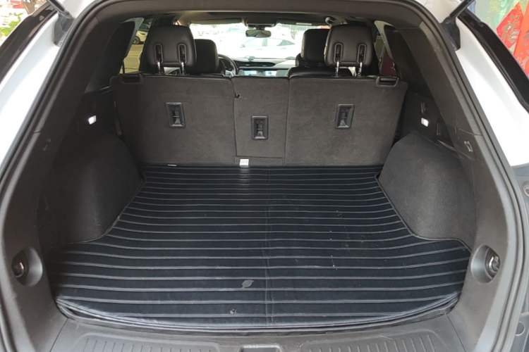 Used Cadillac XT5 2018 25T Tech Model Trunk