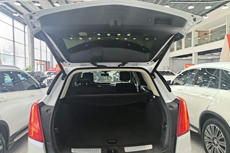 Used Cadillac XT5 2018 25T Luxury Model Trunk