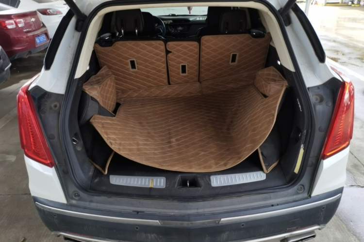 Used Cadillac XT5 2018 25T Luxury Model Trunk