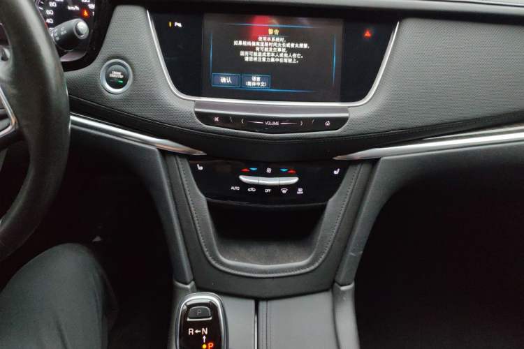 Used Cadillac XT5 2018 25T Luxury Model Audio And AC Panel