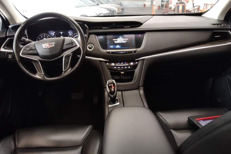 Used Cadillac XT5 2018 28T Four-Wheel Drive Luxury Model Center Console