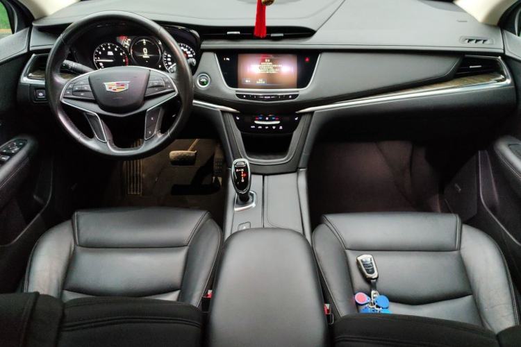Used Cadillac XT5 2018 25T Luxury Model Center Console