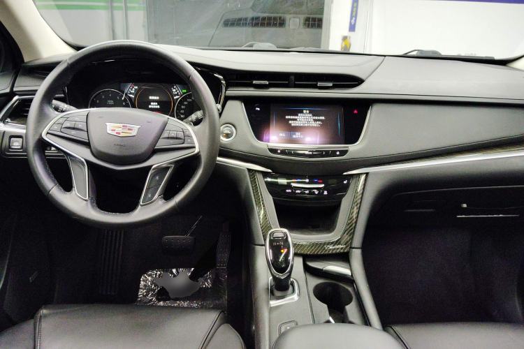 Used Cadillac XT5 2018 25T Luxury Model Center Console