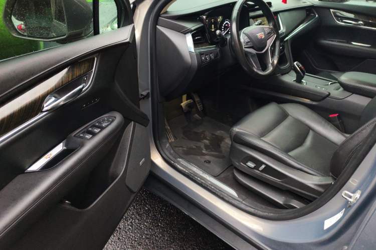 Used Cadillac XT5 2018 25T Luxury Model Driver Seat