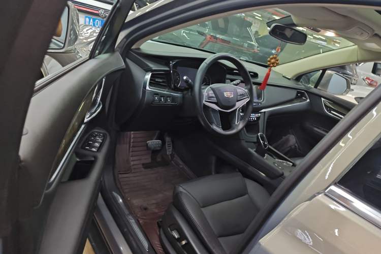 Used Cadillac XT5 2018 25T Luxury Model Driver Seat