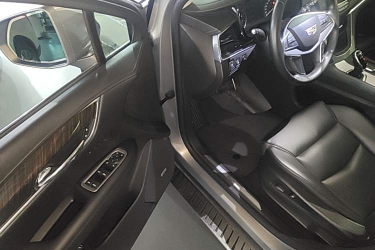 Used Cadillac XT5 2018 25T Luxury Model Driver Seat