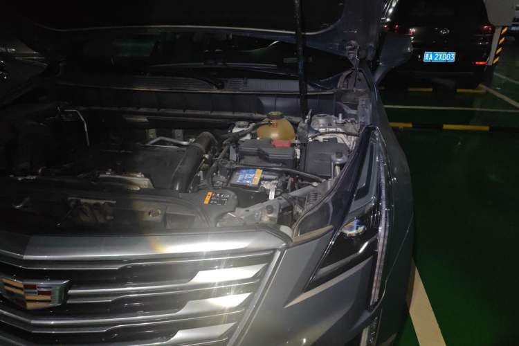 Used Cadillac XT5 2018 28T Four-Wheel Drive Luxury Model Engine Bay Left